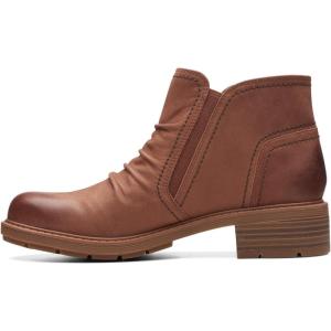 Clarks Women’s Hearth Dove Ankle Boots(Tan Nubuck)